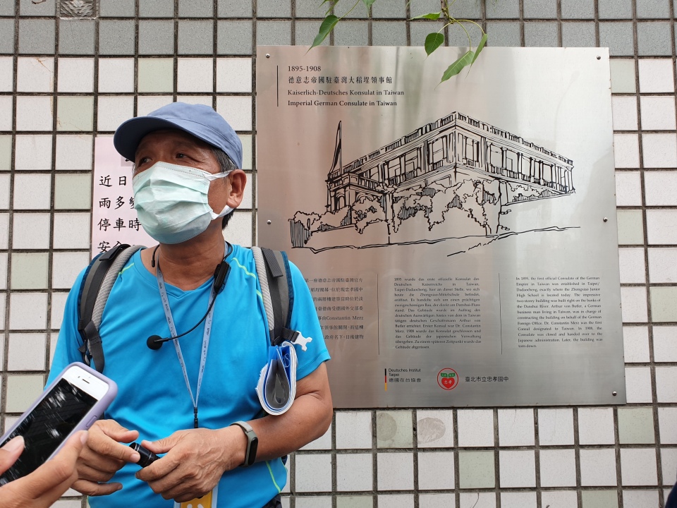 德國駐臺灣大稻埕領事館紀念牌位於忠孝國中圍牆上，領事館原址位於忠孝國中校園內，鄰近環河北路一側。