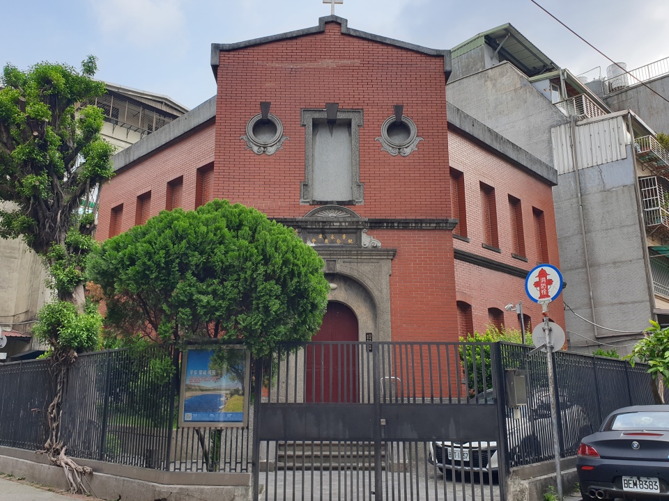 李春生教堂位於貴德街口，街道兩側興建洋樓店鋪，為臺北最早期的洋人街。